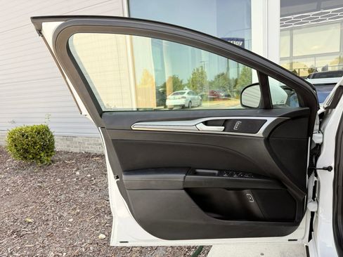 Used 2020 Ford Fusion SE FWD image 11