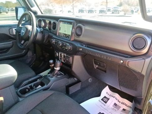 Used 2022 Jeep Wrangler Unlimited Sport image 32