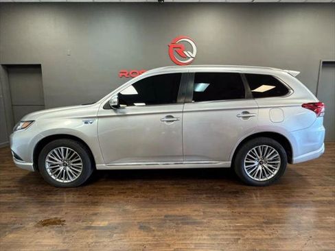 Used 2022 Mitsubishi Outlander LE image 2