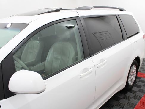 Used 2013 Toyota Sienna XLE image 7