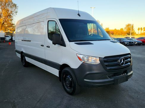 Used 2024 Mercedes-Benz Sprinter 2500 image 3