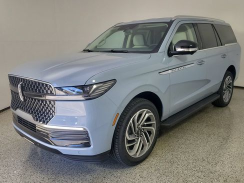 New 2027 Lincoln Navigator Premiere RWD image 2