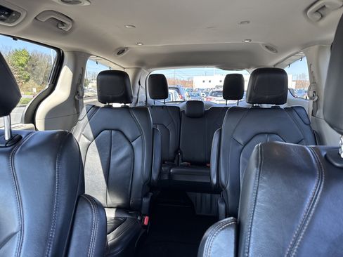 Used 2017 Chrysler Pacifica Touring-L image 17