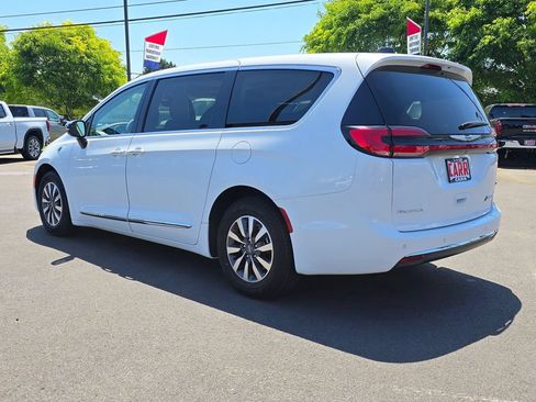 Used 2023 Chrysler Pacifica Limited FWD image 5