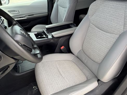 Certified 2025 Toyota Sienna LE FWD image 28