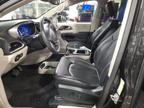 Used 2023 Chrysler Pacifica Touring-L image 13