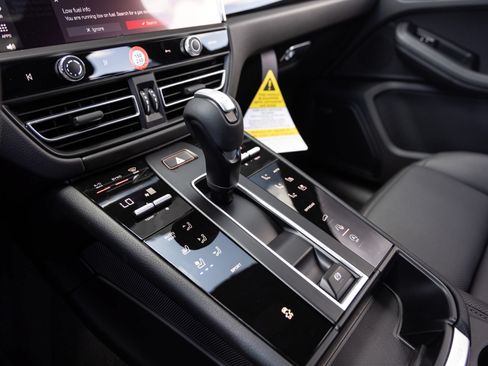 Certified 2026 Porsche Macan AWD/4WD image 17