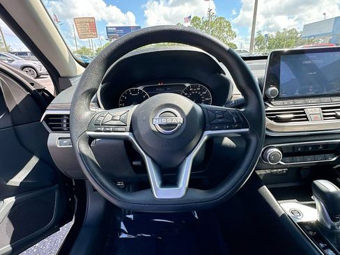 Used 2024 Nissan Altima 2.5 SV FWD image 11