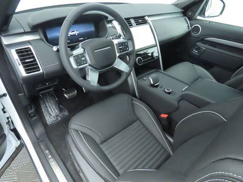 Used 2024 Land Rover Discovery Dynamic SE image 9