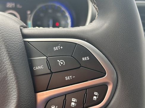 Used 2023 Chrysler Pacifica Touring-L FWD image 31