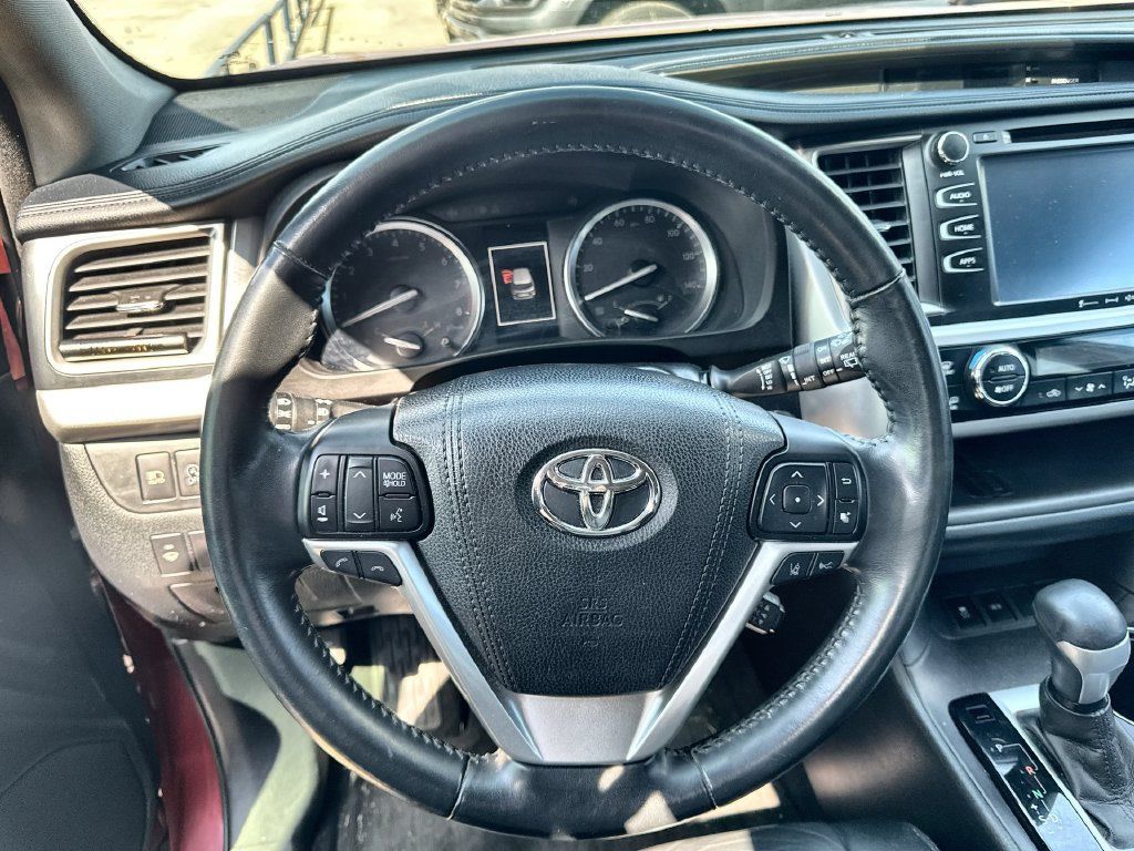 Used 2017 Toyota Highlander SE FWD image 7