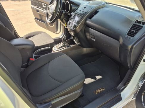 Used 2013 Kia Soul + w/ Audio Pkg FWD image 17