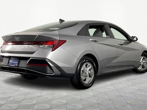 Used 2025 Hyundai Elantra SE image 7