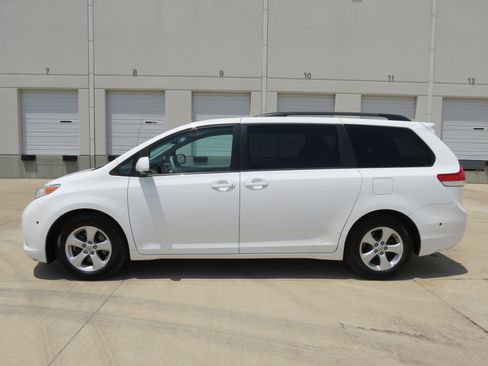 Used 2014 Toyota Sienna LE FWD image 3