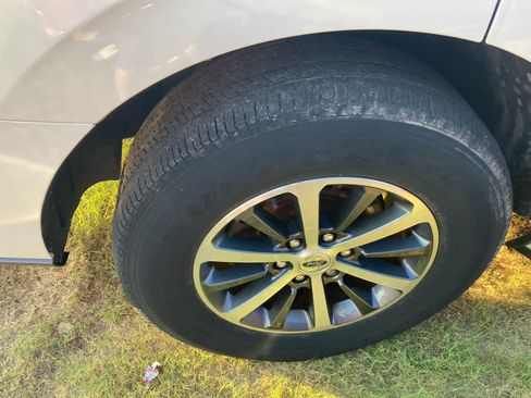 Used 2019 Ford Expedition XLT w/ Equipment Group 202A RWD image 10