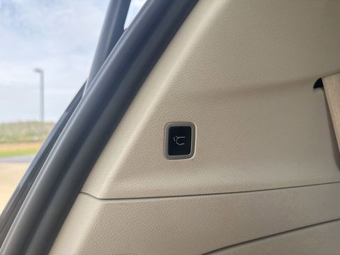 Used 2024 Chrysler Pacifica Limited FWD image 13