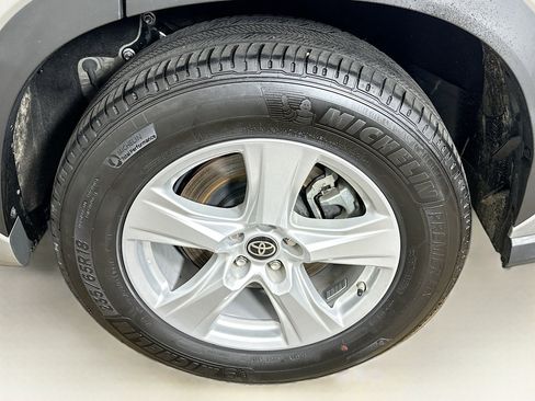 Used 2025 Toyota Highlander LE image 11