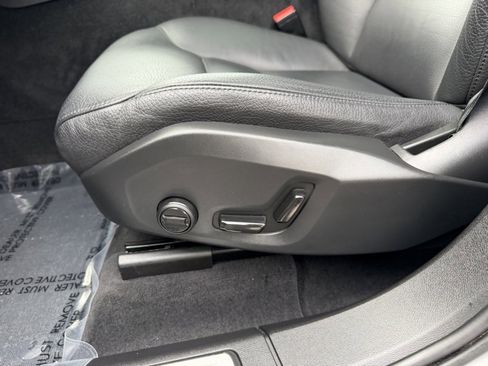 Used 2023 Volvo XC60 B5 Plus image 16