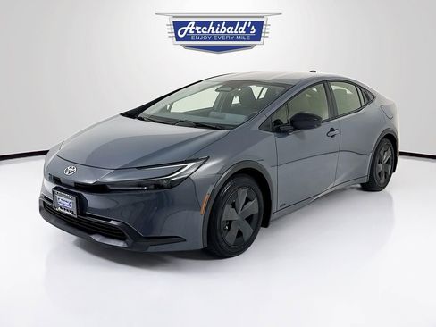 Used 2024 Toyota Prius LE image 3