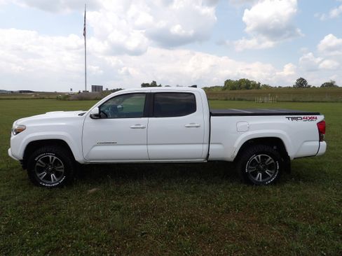 Used 2017 Toyota Tacoma 4x4 Double Cab image 2