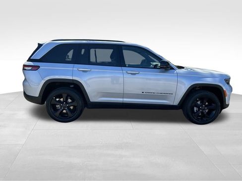 New 2025 Jeep Grand Cherokee Altitude image 8