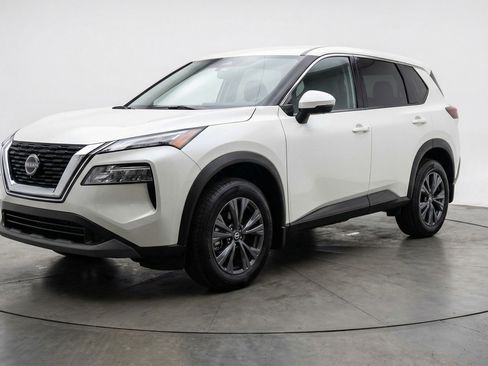 Used 2025 Nissan Rogue SV image 3