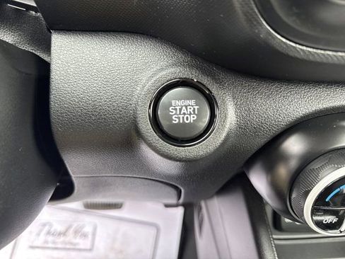 Used 2022 Hyundai Venue Limited image 23