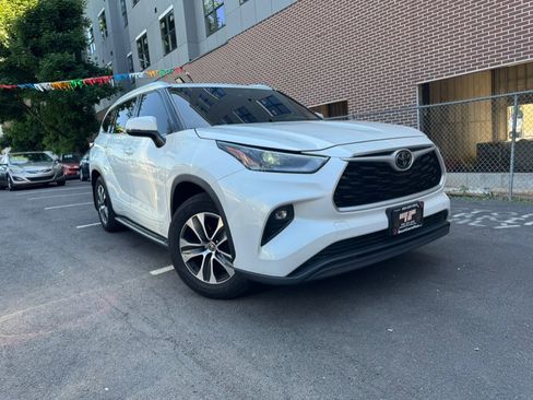 Used 2021 Toyota Highlander XLE AWD/4WD image 28