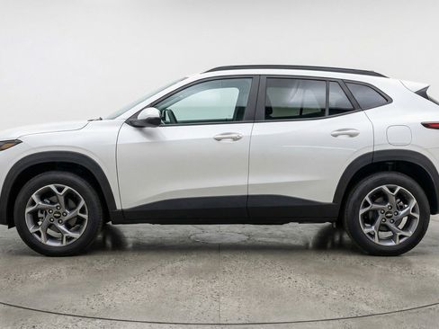 Used 2025 Chevrolet Trax LT w/ LT Convenience Package FWD image 5