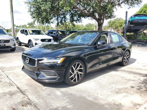 Used 2019 Volvo S60 T5 Momentum w/ Premium Package FWD image 3