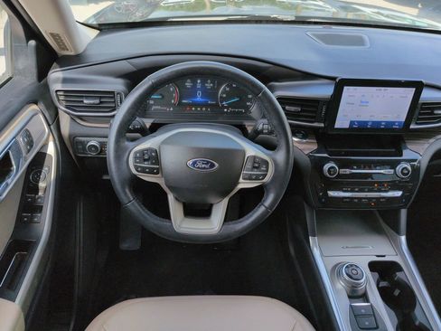 Used 2022 Ford Explorer Limited w/ Equipment Group 301A AWD/4WD image 16