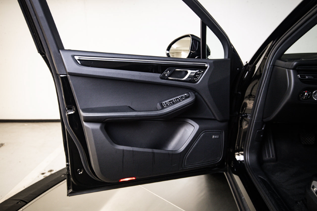 Certified 2023 Porsche Macan AWD/4WD image 23