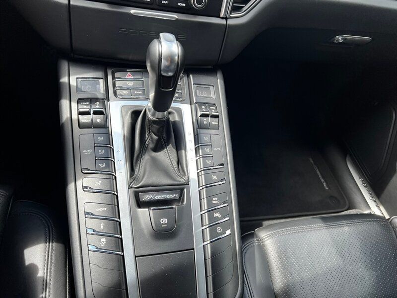 Used 2017 Porsche Macan Turbo AWD/4WD image 44