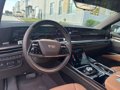 Used 2026 Cadillac Escalade Luxury w/ Touring Package AWD/4WD image 4