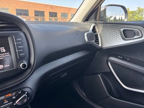 Used 2025 Kia Soul LX w/ LX Technology Package FWD image 33