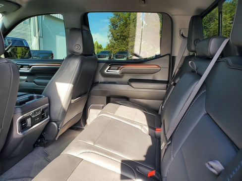 Used 2024 GMC Sierra 1500 Denali w/ Technology Package AWD/4WD image 11