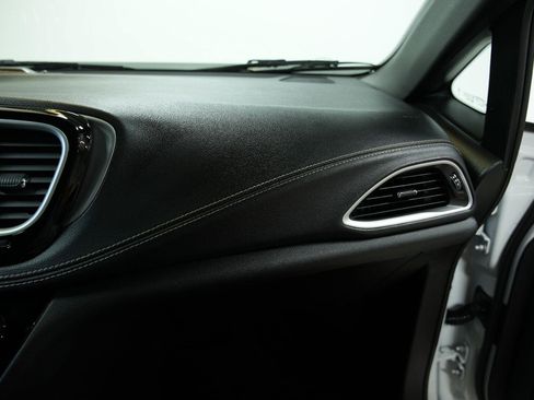 Used 2024 Chrysler Pacifica Limited FWD image 23