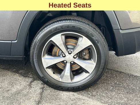 Used 2019 Jeep Cherokee Limited w/ Luxury Group image 9