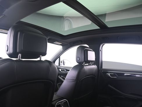 Certified 2022 Porsche Macan AWD/4WD image 25