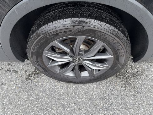 Used 2022 Volkswagen Tiguan SE image 9