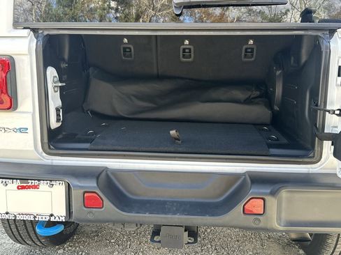 Used 2022 Jeep Wrangler Unlimited Sahara w/ Cold Weather Group image 19