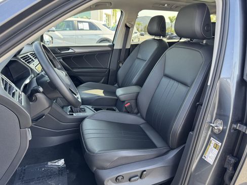 Used 2023 Volkswagen Tiguan SE w/ Panoramic Sunroof Package FWD image 9
