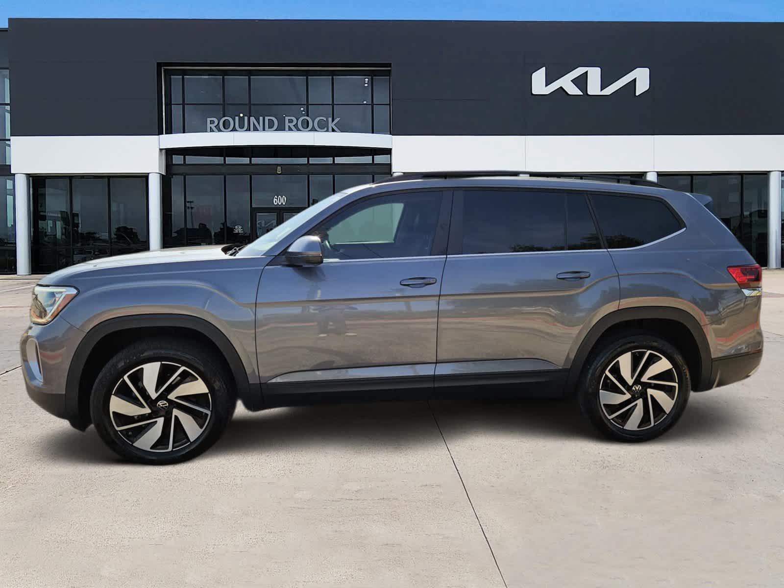 Used 2024 Volkswagen Atlas SE w/ Black Wheel Package FWD image 4