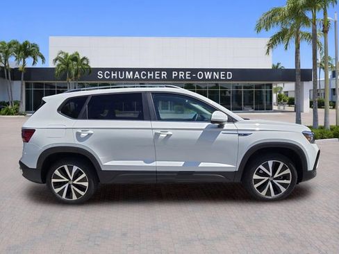 Certified 2023 Volkswagen Taos SE FWD image 8
