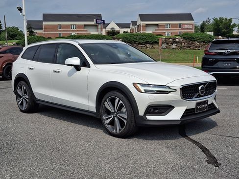 Used 2024 Volvo V60 B5 Cross Country Plus AWD/4WD image 1