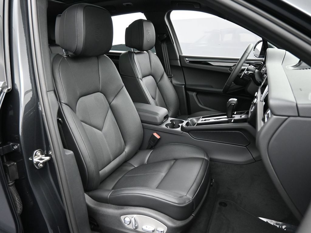 Certified 2026 Porsche Macan AWD/4WD image 31