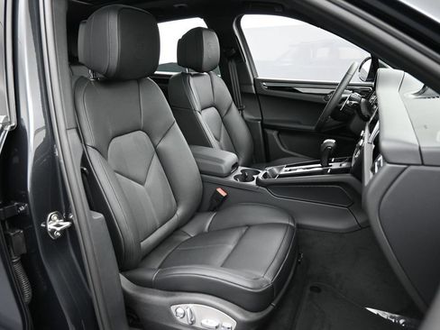 Certified 2026 Porsche Macan AWD/4WD image 31