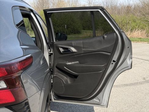 Used 2025 Chevrolet Trax RS w/ Sunroof Package FWD image 29