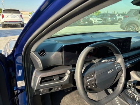 Used 2025 Kia K4 LXS image 33