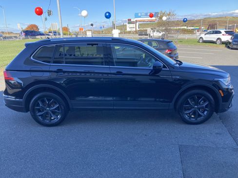 Certified 2024 Volkswagen Tiguan SE image 4
